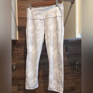 Athleta Like New Medium Ultimate Stash Pocket Limited Edition Print Capri